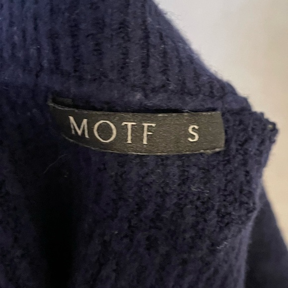 MOTF Deep Blue V-Neck Sweater - Picture 4 of 5